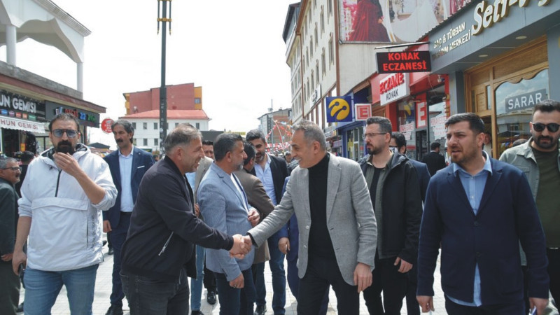 Ağrılı Vatandaşlar Başkan Karadoğan'a Sevgi Gösterisinde Bulundu
