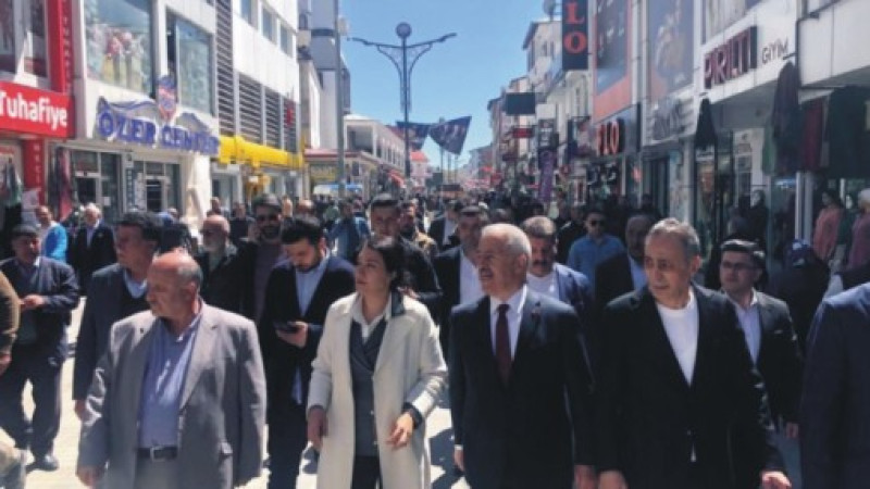 Eski Ulaştırma Bakanı Ahmet Arslan Ağrı'da vatandaşlarla buluştu