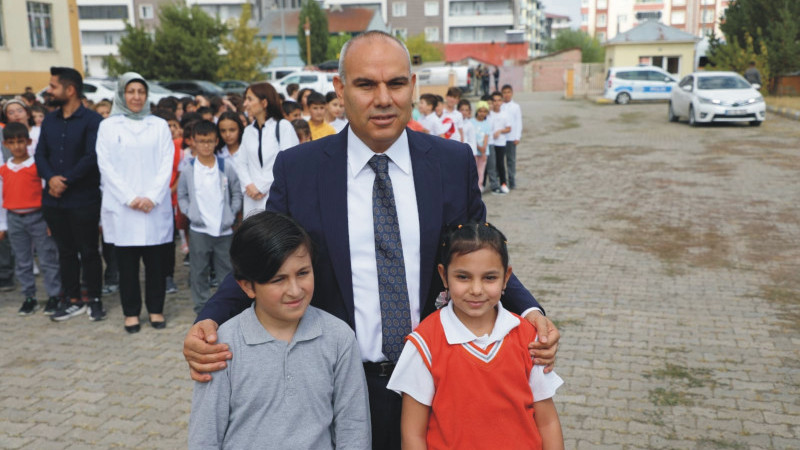  yeni eğitim-öğretim yılı Vali Mustafa Koç'un çaldığı zil ile başladı