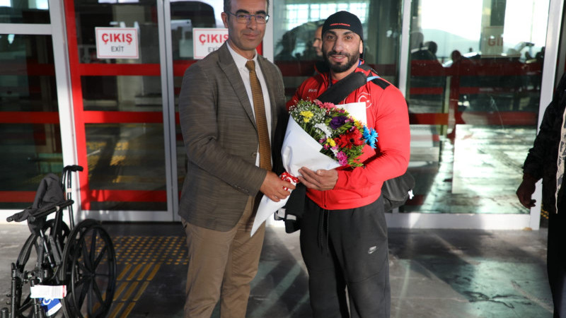 Milli Sporcu Muhammed Ali Bulgay Çiçeklerle Karşılandı