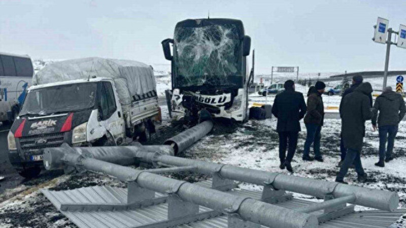  korkunç kaza: Yolcu otobüsü ile kamyonet çarpıştı yaralılar var