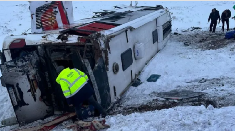 Ağrı'da buzlanma nedeniyle otobüs devrildi: 11 yaralı
