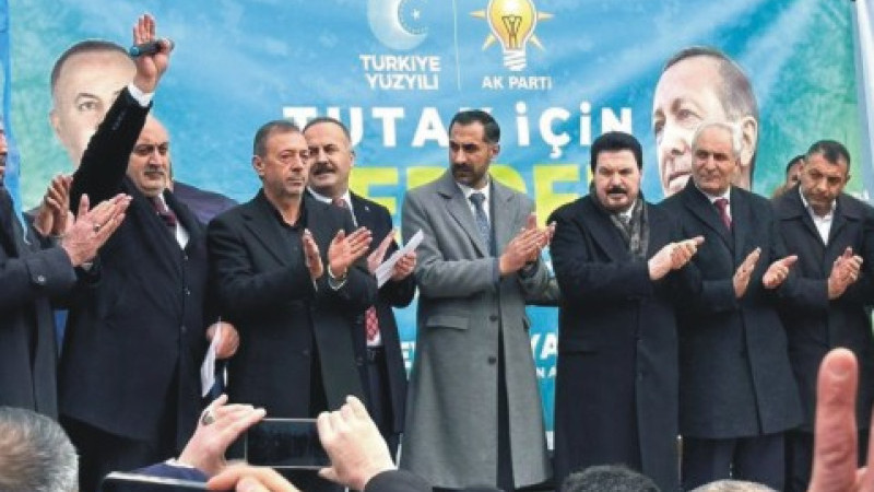 AK Parti Tutak'da Fevzi Sayan ile   gövde gösterisi yaptı