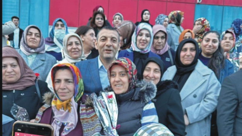 Belediye Başkanı Adayı M. Salih Aydın 8 Mart Dünya Kadınlar günü nedeniyle karanfil dağıttı.