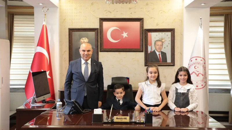 Ağrı Valisi Mustafa Koç, 23 Nisan'da Makamını 7 Yaşındaki Öğrenciye Devretti