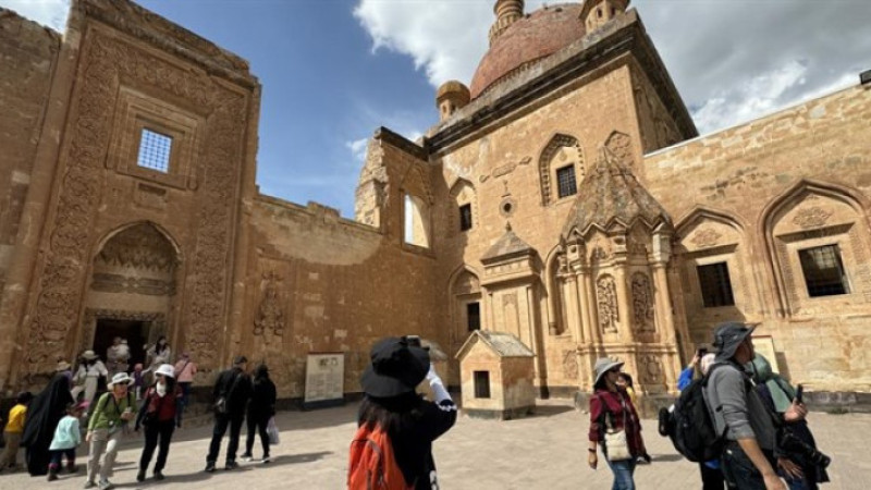 Turistlerin yeni rotası İshak Paşa Sarayı oldu