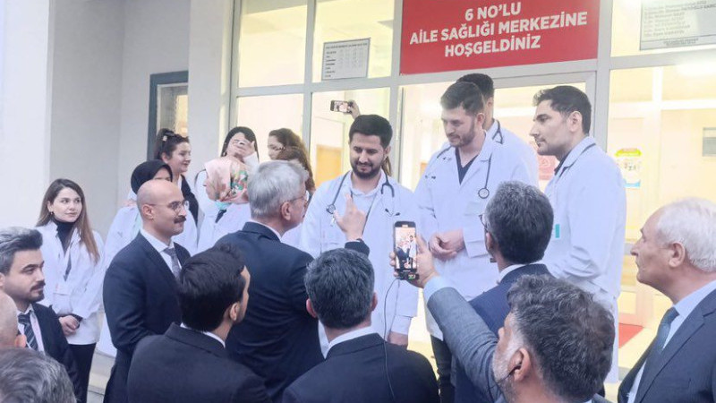 Bakan Memişoğlu, Görev Başındaki Doktorları Ziyaret Etti