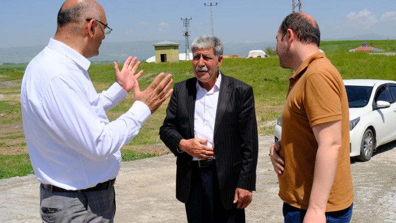 Ağrı’da Köy Yolları Kilit Parke Taşıyla Yenileniyor