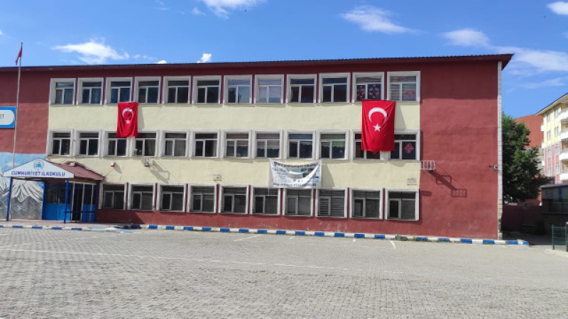Ağrı’da 15 Temmuz için bin 24 okul ve kuruma Türk bayrağı asıldı