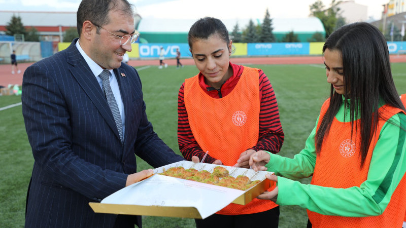 İl Müdürü Çelebi, Kadın Futbol Takımını Ziyaret Etti