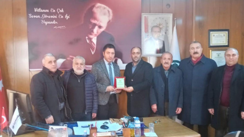 AĞRI ZİRAAT ODASI BAŞKANI YILDIZ’DAN ŞEKER FABRİKASI MÜDÜRÜ ERDOĞAN’A ÇİFTÇİ TEŞEKKÜR PLAKETİ