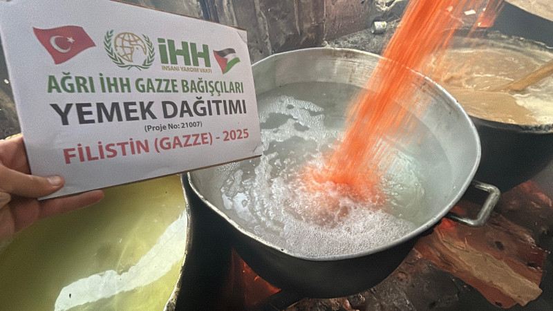 GAZZE’DE SICAK YEMEK DAĞITAN AĞRI İHH’DAN ÇAĞRI