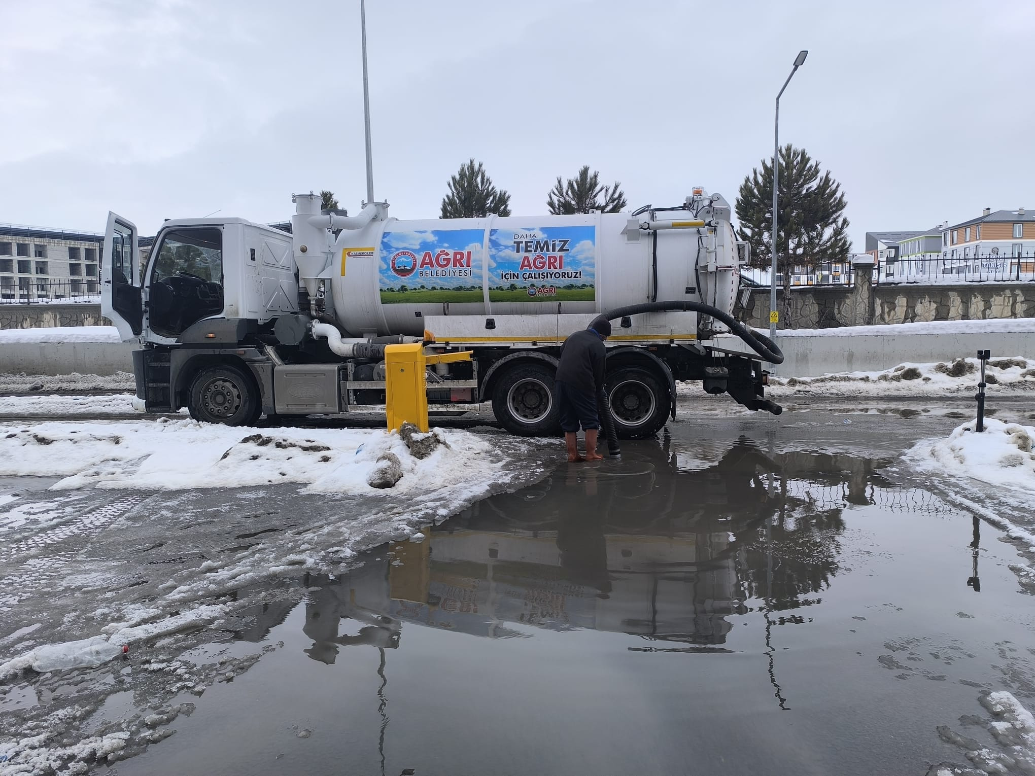 Ağrı Belediyesi Kar Erimesi Sonrası Oluşan Su Birikintilerine Müdahale Ediyor