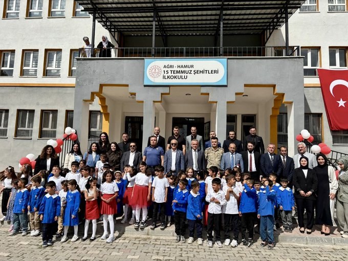 Hamur Kaymakamı Erkan Minuz Öğrencilerin İlköğretim Haftası Heyecanına Ortak Oldu