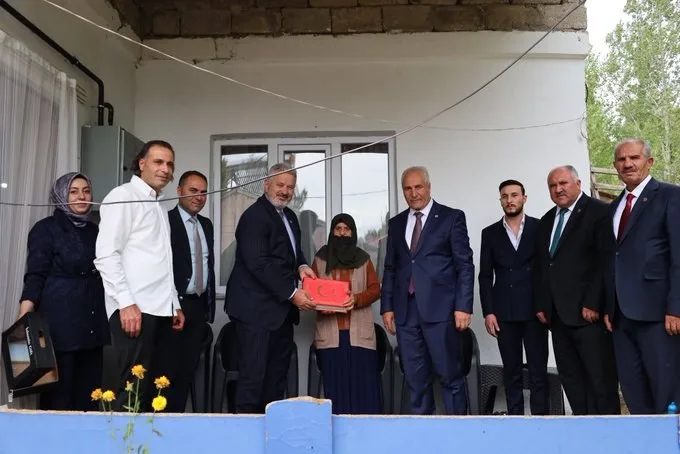 İstanbul Milletvekili Hasan Turan’dan Eleşkirt’te Şehit Annesi Naile Öner’e Ziyaret